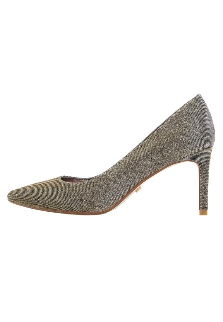 Zapato de tacón alto con punta afilada en tela de malla metálica plateada, con un diseño recortado, tacón de aguja delgado y un acento dorado minimalista.
