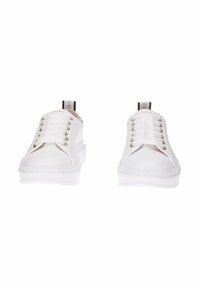 Sneakers bianchi con tomaia in tessuto, punta tonda, suola piatta e occhielli color oro. Presentano una linguetta di presa e dettagli testurizzati sul retro.