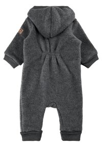 Szürke gyapjú overál kapucnival, bordázott mandzsettával és derékpánttal. Húzott hátsó résszel és márkás címkével a ujjon. Puha tapintású.