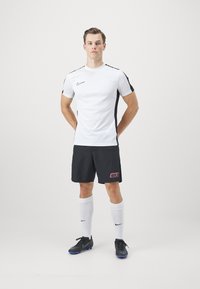 Nike Performance ACADEMY 23 - Pantalón corto de deporte - black/sunset pulse