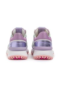 Des sneakers en maille violette et métallique présentent une semelle épaisse blanche et rose, des textures contrastées et un accent lisse au niveau du talon lavande.