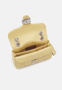 COACH QUILTED COVERED TABBY WITH CHAIN - Torbica - hay