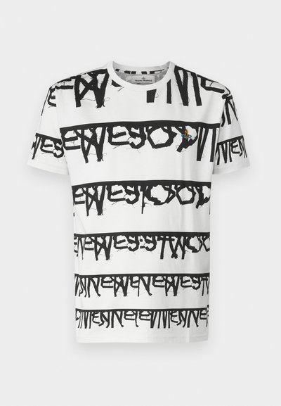Weißes Baumwoll-T-Shirt mit auffälligem schwarz gedrucktem Text in verschiedenen künstlerischen Schriftarten. Enthält ein kleines farbiges Logo-Detail auf der Vorderseite.