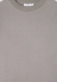 Szary sweter z dzianiny z okrągłym dekoltem i ściągaczami przy mankietach. Posiada miękką teksturę oraz metkę z logo blisko kołnierza, rozmiar mały.