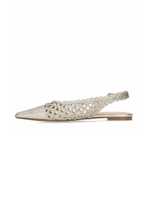 Beiger gewebter Slingback-Flachschuh mit spitzer Spitze, offenem Gitterdesign und niedrigem Absatz.