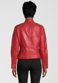 Rote Lederjacke mit einem gesteppte unteren Saum, taillierte Passform und minimalistischem Design. Sie verfügt über einen Stehkragen und eine glatte Textur.