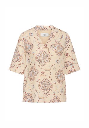 Beige bluse med korte ærmer og blå og brune geometriske stammemønstre, V-hals med en lille krave.