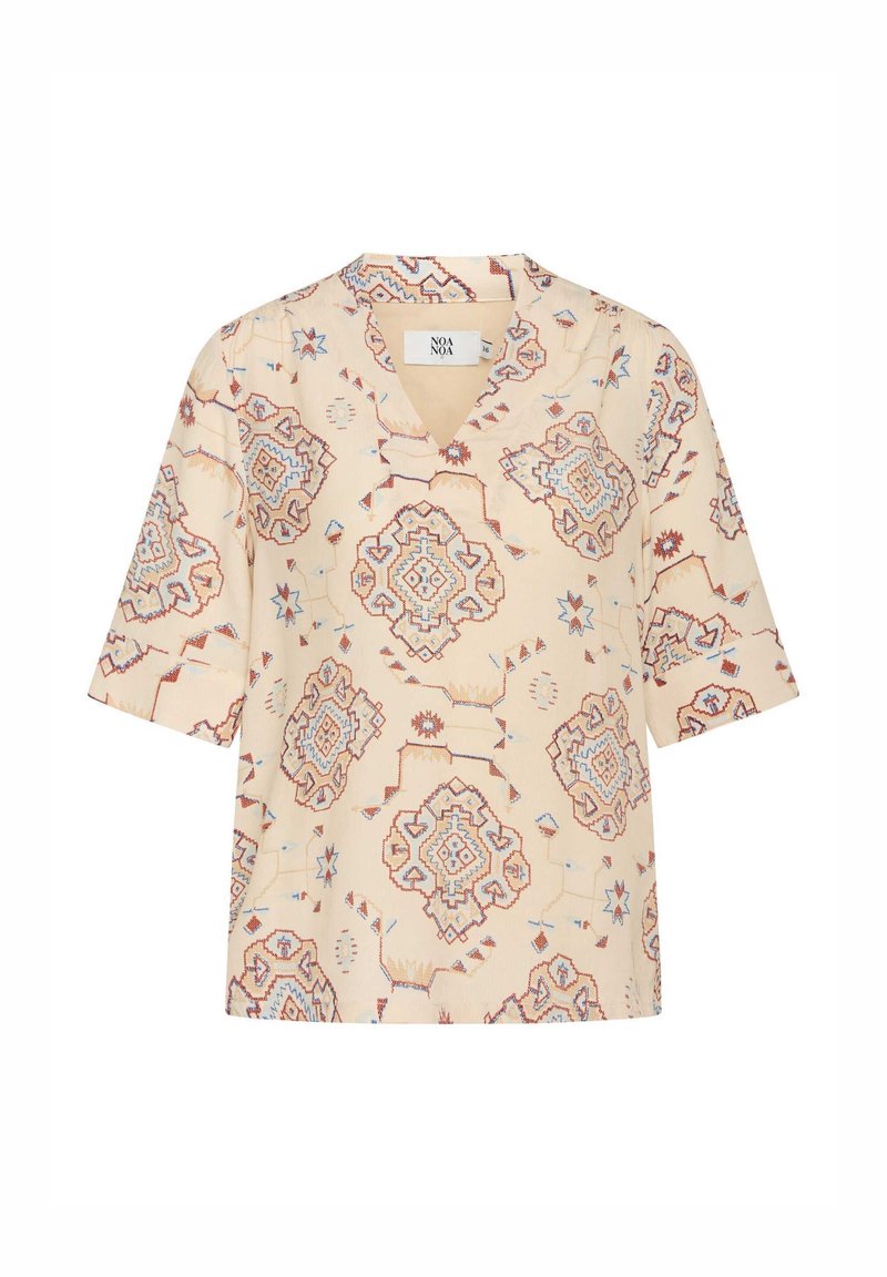 Blouse beige à manches courtes avec motifs tribaux géométriques bleus et marron, col en V avec un petit col.
