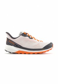 Leichtgewichtiger Laufschuh mit einem atmungsaktiven Mesh-Obermaterial in Weiß mit grauen und orangefarbenen Akzenten, einer gepolsterten Sohle und einer strukturierten Außensohle für besseren Grip.