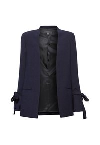 Tummansininen avonainen bleiseri pitkilla hihoilla, nauhasolmuilla hihansuissa ja sileällä mustalla vuorilla, esiteltynä valkoista taustaa vasten.