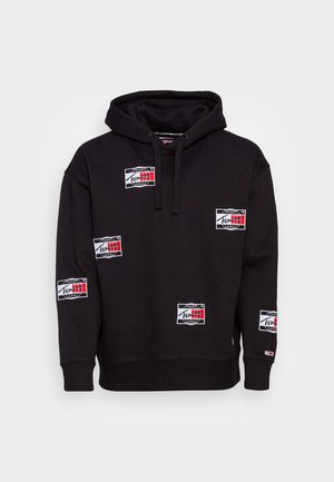 Sweat à capuche noir avec plusieurs logos rectangulaires de globe blancs et rouges imprimés sur le devant, les manches et la poitrine, avec capuche à cordon.
