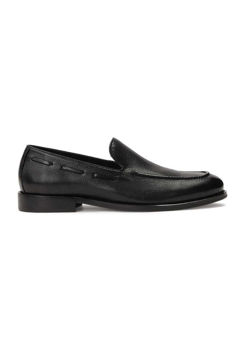 Črne usnjene loafers čevlje z teksturirano površino, nizko peto in tradicionalnimi šivi ob straneh. Gladek nos in eleganten videz.