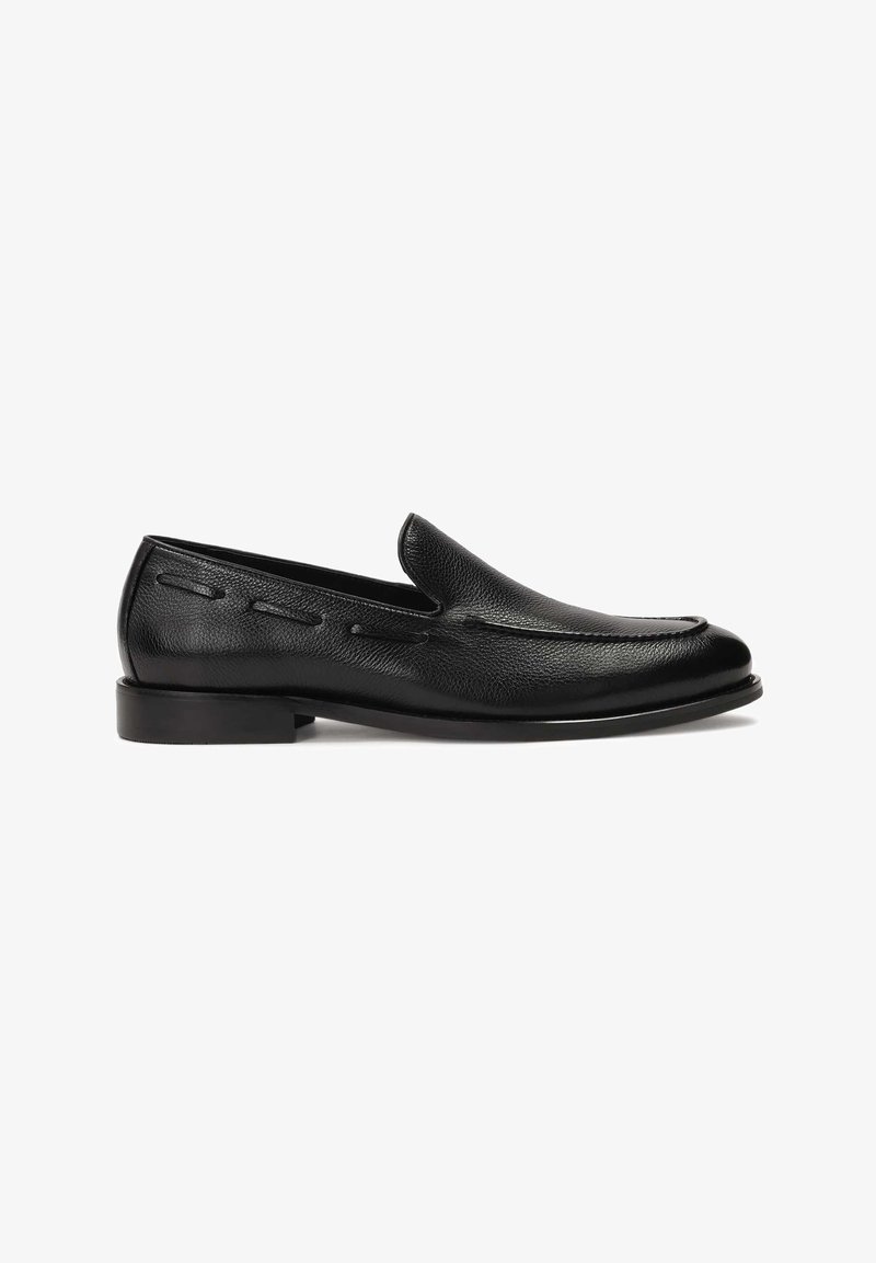 Črne usnjene loafers čevlje z teksturirano površino, nizko peto in tradicionalnimi šivi ob straneh. Gladek nos in eleganten videz.