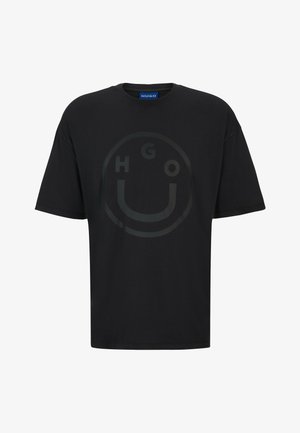 Zwart katoenen T-shirt met een rond logo met de tekst "HGO" en een glimlachend gezicht in een iets donkerder zwart. Regular fit.