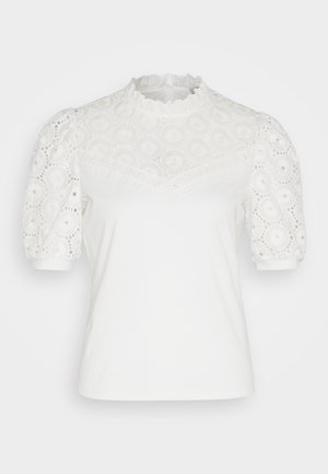 Witte korte mouw top met een kant yoke en geblazen mouwen, met een golvende halslijn en ronde perforatiepatronen op de mouwen.