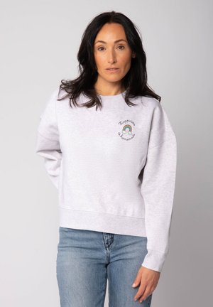 Sweatshirt gris clair à manches longues, orné d'un design brodé d'un arc-en-ciel et de nuages avec le texte "Le bonheur est fait maison."