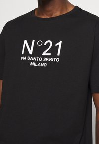 Czarny bawełniany t-shirt z białym napisem: "N°21 VIA SANTO SPIRITO MILANO", z okrągłym dekoltem i krótkimi rękawami.
