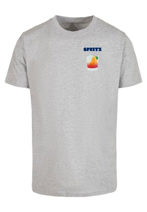 Šedé bavlněné tričko s krátkými rukávy. Obsahuje text "SPRITZ" a grafiku nápoje s plátkem pomeranče. Standardní střih.