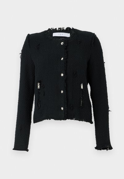 Casaco preto texturizado com bainha desfiada, fechos de botão prateados e bolsos laterais com fecho. Apresenta um design cropped e mangas longas.