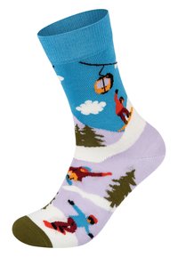 Chaussettes à motifs avec une bande bleue, présentant des figures de ski, des arbres et des nuages dans des couleurs vives sur une base lavande et une pointe verte.