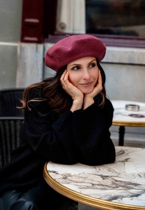 Magenta tunda beret tumed  pikka tumed tumed tumed tumed tumed tumed tumed  tumed, musta  musta  musta tume  