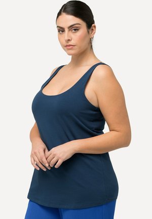Canotta navy con spalline larghe, scollatura a barca e orlo curvo. Realizzata in tessuto morbido in cotone misto, dalla texture liscia e dalla vestibilità rilassata.