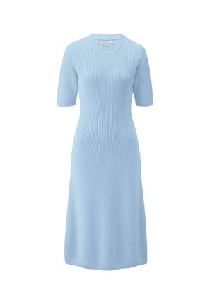 Hellblau gestricktes Kleid mit kurzen Ärmeln, runder Ausschnitt, taillierter Taille und weit schwingendem Midi-Längen-Saum. Strukturmuster über das gesamte Kleid.