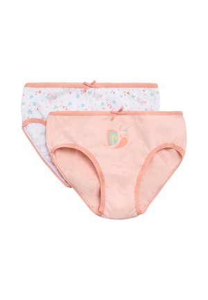 Dos braguitas de algodón para niñas en durazno pastel y blanco; una tiene un estampado de mariposas, la otra tiene un patrón floral con pequeños corazones.