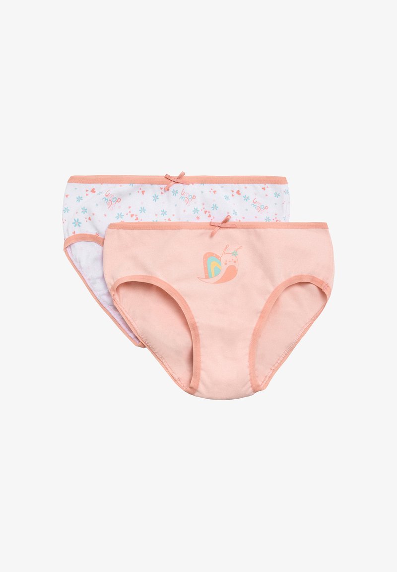 Dos braguitas de algodón para niñas en durazno pastel y blanco; una tiene un estampado de mariposas, la otra tiene un patrón floral con pequeños corazones.