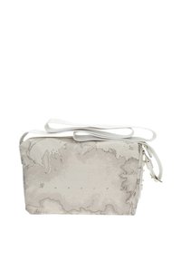 Borsa a tracolla in tessuto grigio chiaro con una sottile stampa della mappa. Include una zip superiore e una tracolla regolabile bianca. Forma geometrica e strutturata.