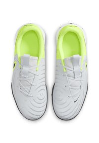 Baskets de sport grises avec empeigne synthétique texturée, présentant des accents jaunes vifs, des lacets et un logo noir, sur un fond blanc.