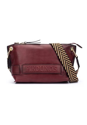 Sac bandoulière en cuir bordeaux avec ferrures dorées, logo Pikolinos embossé et sangle d'épaule réglable large rayée noir, or et beige.