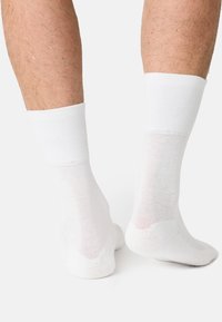 Wei�ße Socken bis zum Knöchel, aus einem weichen, glatten Stoff mit gerippten Bündchen, undurchsichtiger Textur und verstärkten Fersen. Geeignet für Freizeitkleidung.