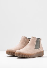 Botas de tobillo de ante rosa con paneles laterales de elastano texturizados, detalles perforados y una suela de goma estriada. Presente acento de logo lateral.