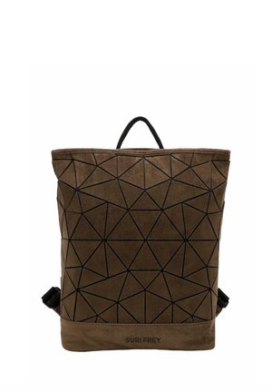 Mochila marrón con patrón geométrico de triángulos negros y asa negra, etiquetada con "SURI FREY" en el centro inferior.