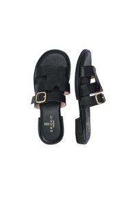 Zwarte leren sandalen met twee dikke banden en een gouden sluiting. Platte zool en open achterkant, met een soepele textuur.