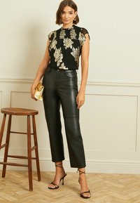 Love & Roses FLUTTER SLEEVE - Blúzka - black