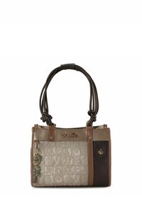 Braune und beige Handtasche aus strukturiertem Leder mit eingeprägten Mustern, zwei Griffen und einem angehängten dekorativen Schlüsselanhänger.