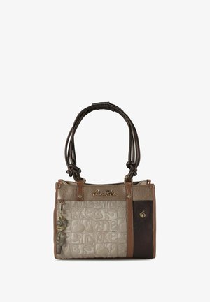Sac à main marron et beige en cuir texturé, avec des motifs embossés, deux poignées et un porte-clés décoratif attaché.