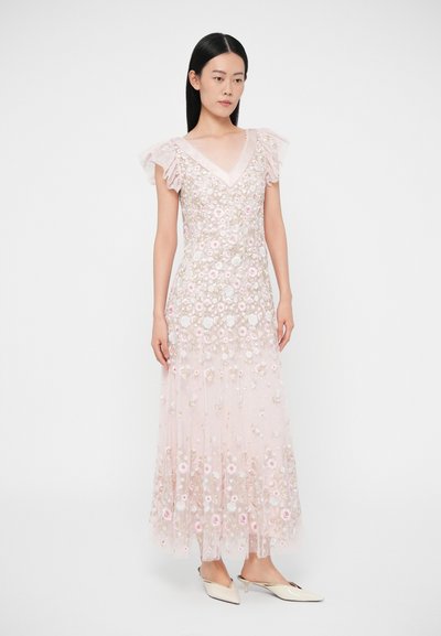 Dlhé svetloružové šaty s kvetinovou výšivkou, výstrihom do V a volánikovými detailmi na ramenách. Mäkká, vrstvená textúra s priesvitnou vrstvou navrchu.