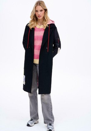 - Klasyczny płaszcz