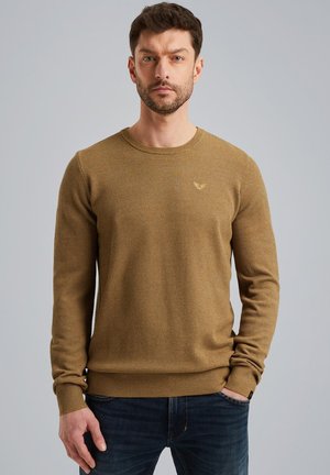 Senfgelbes Strickpullover mit strukturiertem Muster, Rundhalsausschnitt und gerippten Bündchen. Besitzt ein kleines gesticktes Logo auf der Brust.