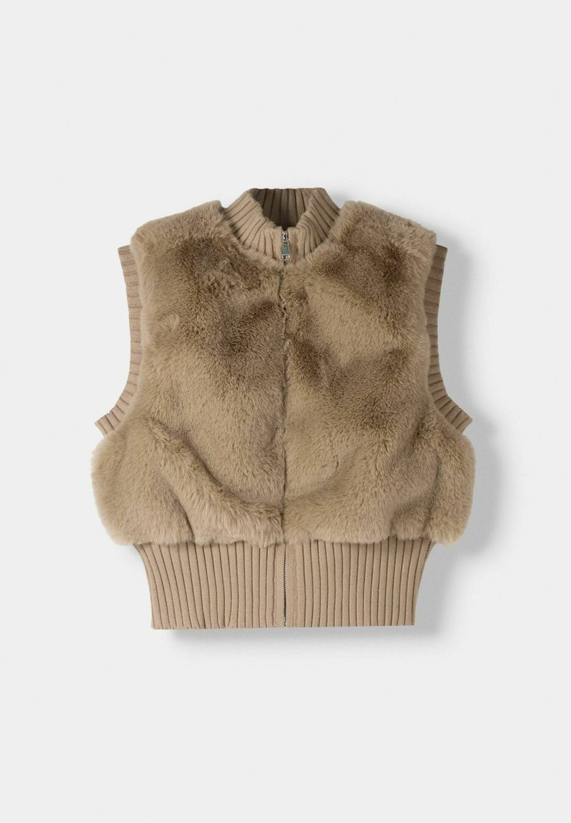 Beige ärmellose Weste mit einem weichen Kunstfell vorne und gestricktem, geripptem Rücken, hochgeschlossenem Kragen und Reißverschluss vorne.