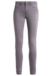 Vaqueros ajustados grises de denim con una textura suave, que cuentan con un cierre frontal de botón y presillas para cinturón, diseñados para una silueta ceñida.