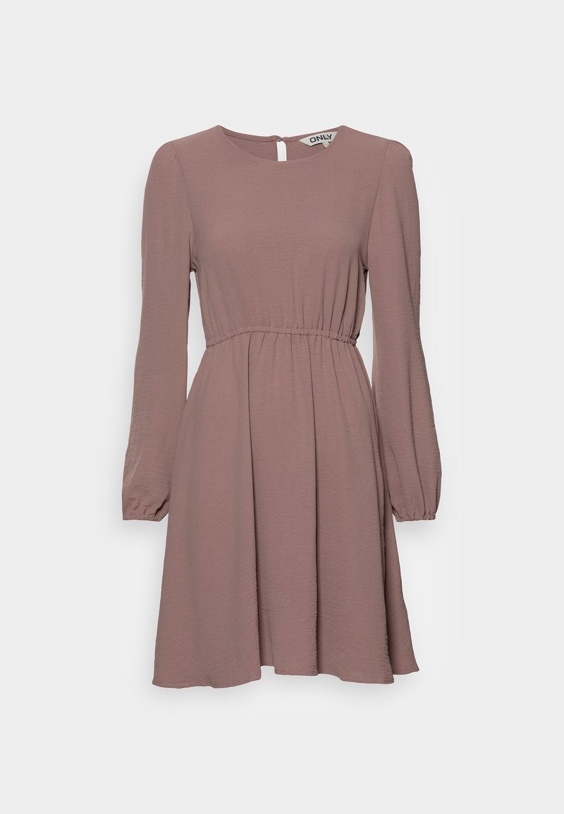 Robe mauve à manches longues avec encolure ronde, taille froncée, jupe légèrement évasée et fermeture à boutons dans le dos au niveau du col.