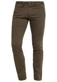 Olivgrüne Baumwoll-Chinos mit passgenauem Schnitt, ausgestattet mit zwei vorderen Taschen, einem einfachen Knopfverschluss und sichtbaren Nahtdetails.