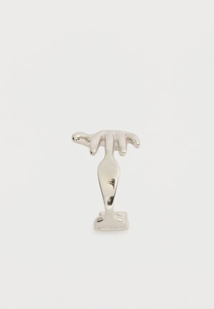 Spilla in metallo tono argento a forma di mano con tre dita rivolte verso il basso e base arrotondata, su sfondo bianco uniforme.