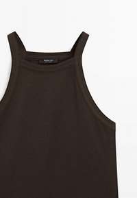 Top senza maniche di colore marrone scuro con scollatura rotonda e spalline sottili. Realizzato in un tessuto liscio e elasticizzato con un design semplice.