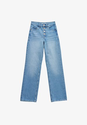 Jeans de pierna recta de talle alto en azul claro con cierre de botones y bolsillos frontales, dispuestos sobre un fondo blanco.