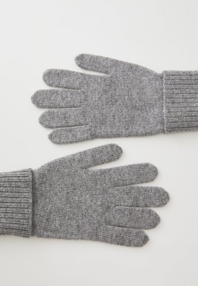 Un paio di guanti grigi semplici lavorati a maglia distesi, con le dita estese, che mostrano polsini a coste e una morbida trama in lana su uno sfondo bianco.